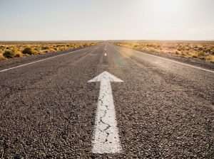 Carretera recta con una flecha hacia delante