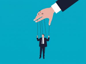 Directivo moviendo a un empleado como una marioneta