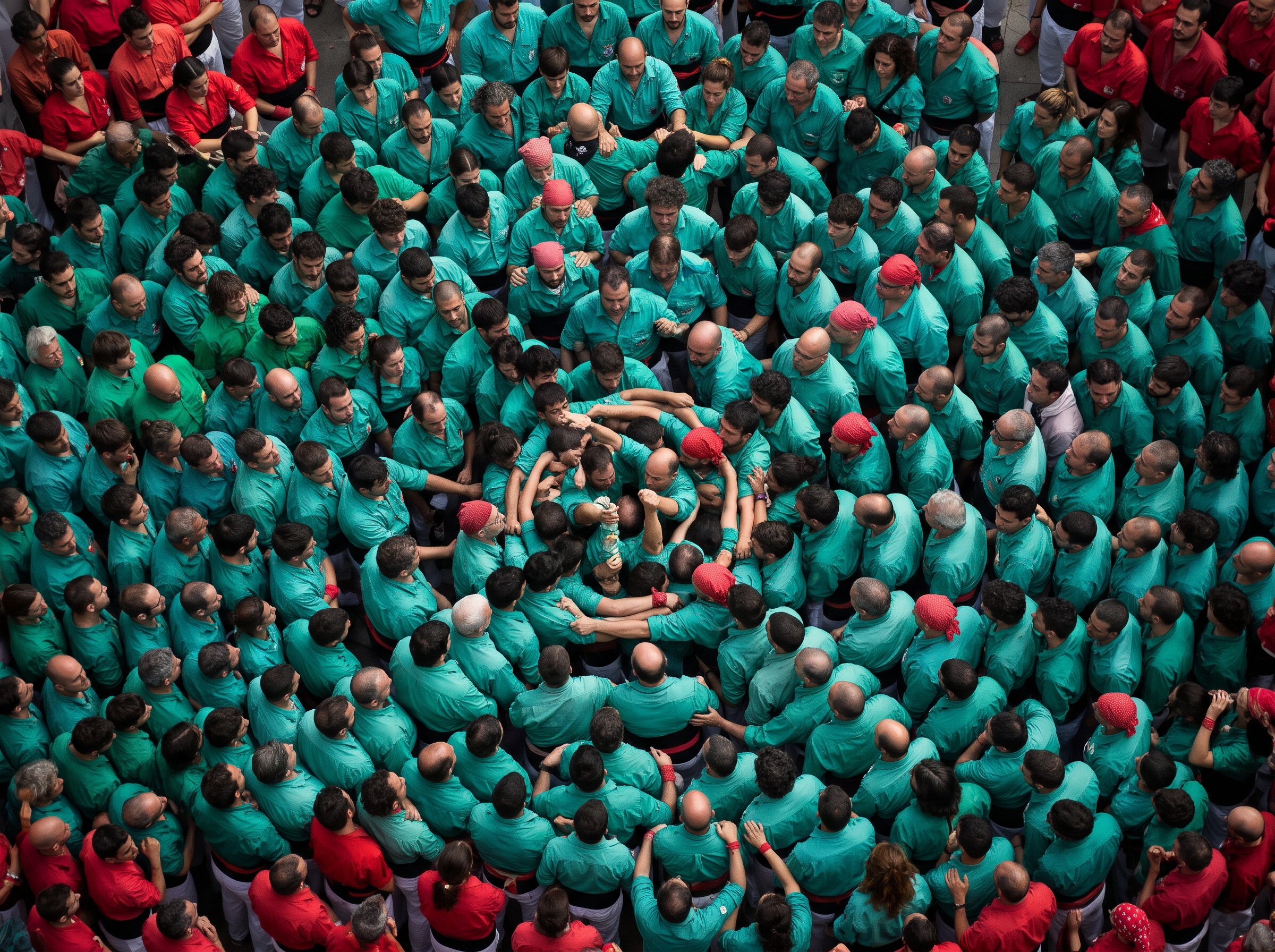 Castellers formando una estructura humana