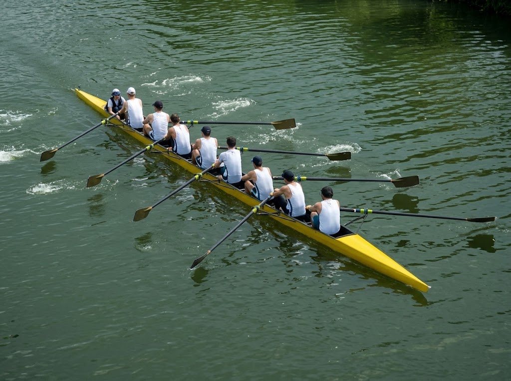 Equipo de remo avanzando sincronizado